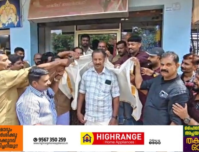 വഴിയിൽ വീണുകിട്ടിയ പണവും രേഖകളും അടങ്ങിയ പേഴ്സ് ഉടമയ്ക്ക് തിരികെ നൽകി സത്യസന്ധതയുടെ മാതൃകയായി കട്ടപ്പനയിലെ ഓട്ടോറിക്ഷ ഡ്രൈവർ.